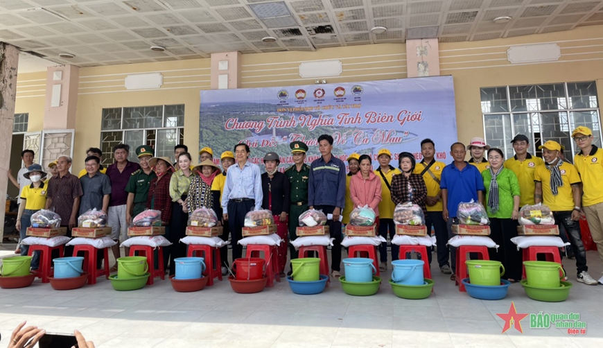 Trao hơn nửa tỉ đồng tặng các gia đình khó khăn ở Cà Mau