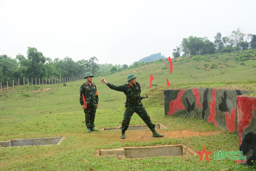 Chiến sĩ mới Trung đoàn 148, Sư đoàn 316 (Quân khu 2): Thực hành ném lựu đạn xa trúng đích