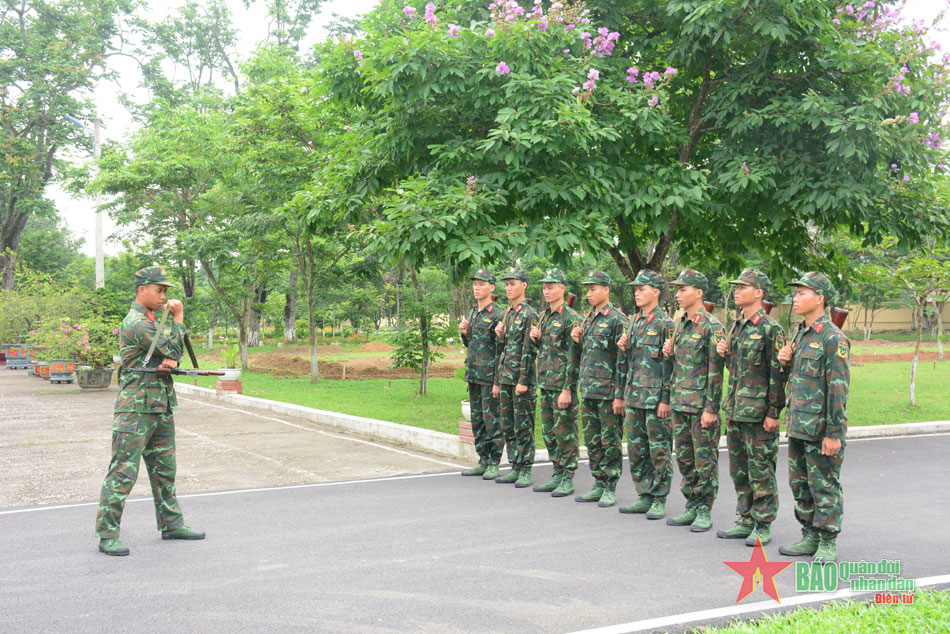 Chiến sĩ mới Trung đoàn 148, Sư đoàn 316 (Quân khu 2): Luyện tập điều lệnh đội ngũ từng người có súng