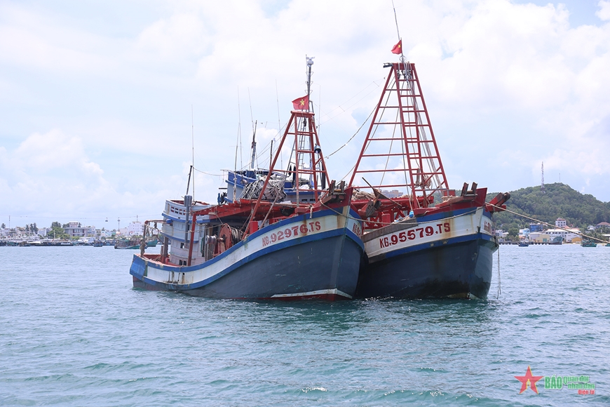 Bộ tư lệnh Vùng Cảnh sát biển 4 bắt giữ 2 tàu vận chuyển dầu DO không rõ nguồn gốc