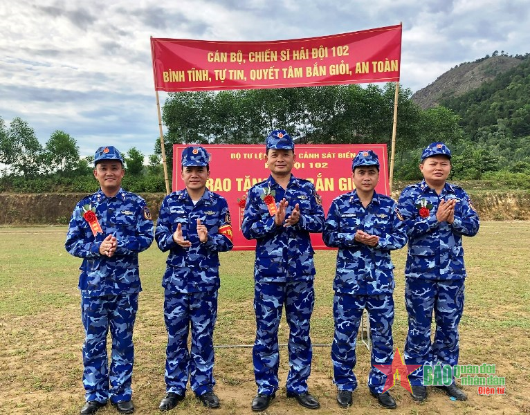 Hải đội 102 (Vùng Cảnh sát  biển 1) kiểm tra bắn đạn thật súng ngắn K54 