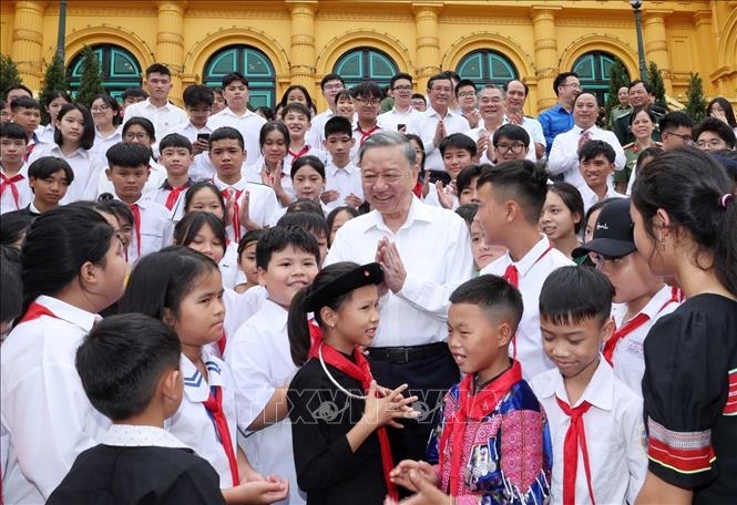 Chủ tịch nước Tô Lâm gặp mặt các thanh, thiếu niên tiêu biểu là con em trong lực lượng Công an nhân dân
