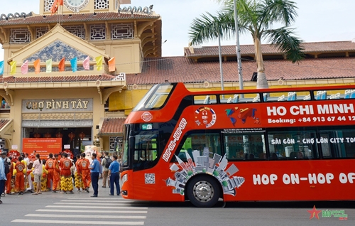 TP Hồ Chí Minh vận chuyển khách du lịch bằng xe buýt hai tầng tuyến Sài Gòn - Chợ Lớn