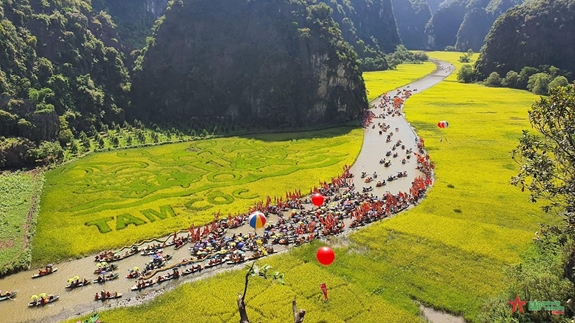 Du khách dự lễ khai mạc Tuần Du lịch Ninh Bình 2024 được đưa đón miễn phí từ Phố cổ Hoa Lư đến Tam Cốc - Bích Động Du khách dự lễ khai mạc Tuần Du lịch Ninh Bình 2024 được đưa đón miễn phí từ Phố cổ Hoa Lư đến Tam Cốc - Bích Động