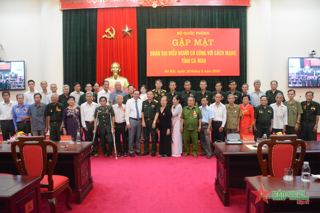 Bộ Quốc phòng gặp mặt đoàn đại biểu người có công với cách mạng tỉnh Cà Mau