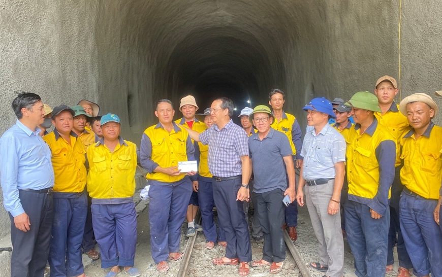 Thông hầm Chí Thạnh trên tuyến đường sắt Bắc-Nam sau sự cố sạt lở