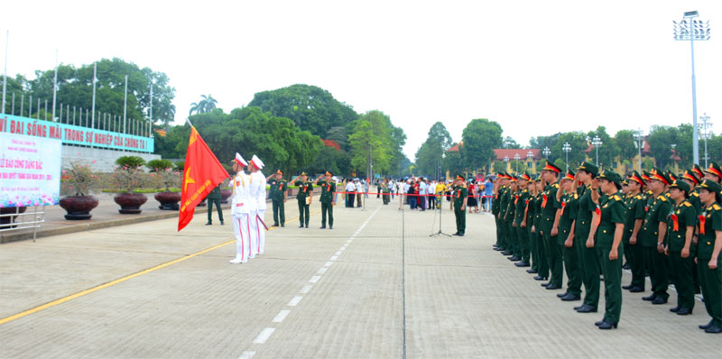 Nghệ sĩ chèo Quân đội báo công dâng Bác