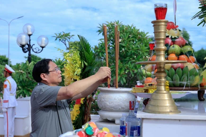 Thủ tướng Phạm Minh Chính dâng hương, viếng Đại tướng Võ Nguyên Giáp và các Anh hùng liệt sĩ