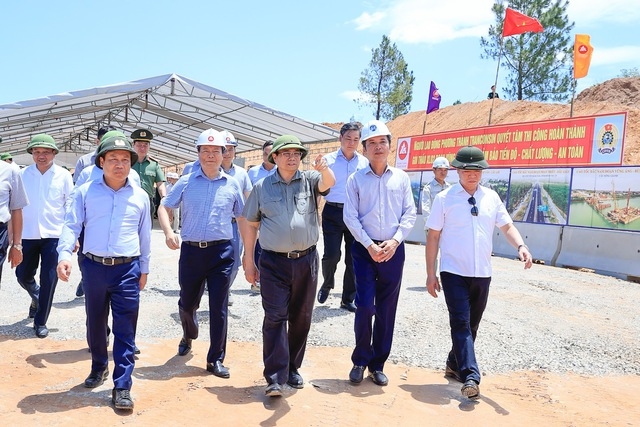 Thủ tướng Phạm Minh Chính: Phấn đấu thông xe 3 dự án cao tốc Bắc - Nam vào dịp 30-4-2025