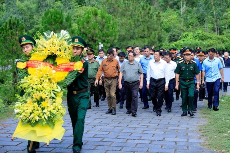 Thủ tướng Phạm Minh Chính dâng hương, viếng Đại tướng Võ Nguyên Giáp và các Anh hùng liệt sĩ