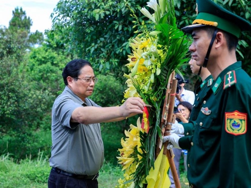 Thủ tướng Phạm Minh Chính dâng hương, viếng Đại tướng Võ Nguyên Giáp và các Anh hùng liệt sĩ