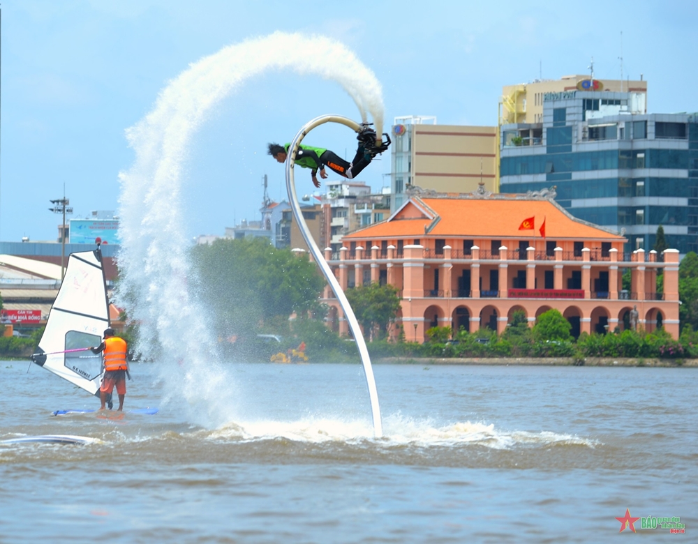 View - 	Sôi nổi tranh tài lướt ván trên sông nước Sài Gòn
