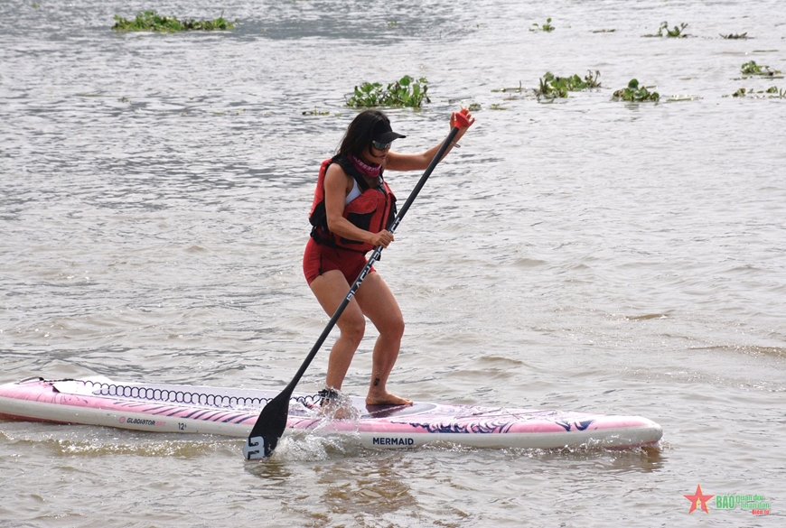 View - 	Sôi động cuộc thi Ván chèo đứng trên sông Sài Gòn