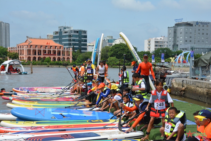 View - 	Sôi động cuộc thi Ván chèo đứng trên sông Sài Gòn