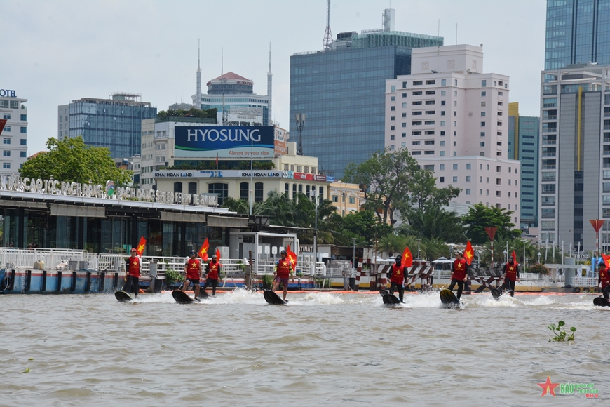 View - 	Sôi động cuộc thi Ván chèo đứng trên sông Sài Gòn