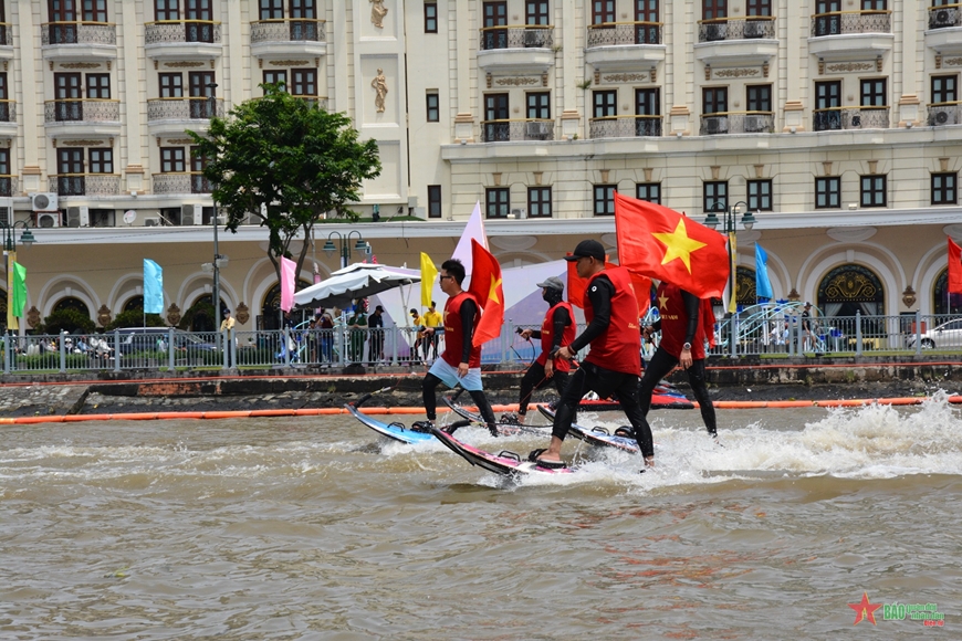 View - 	Sôi động cuộc thi Ván chèo đứng trên sông Sài Gòn