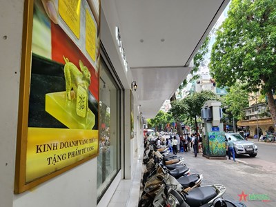 View - 	Hà Nội: Người dân đổ dồn đi mua “vàng bình ổn giá” trong ngày đầu tiên