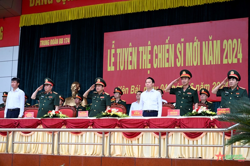 Thượng tướng Trịnh Văn Quyết dự Lễ tuyên thệ chiến sĩ mới tại Trung đoàn 174, Sư đoàn 316, Quân khu 2