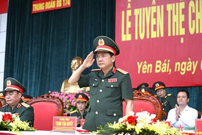 View - 	Thượng tướng Trịnh Văn Quyết dự Lễ tuyên thệ chiến sĩ mới