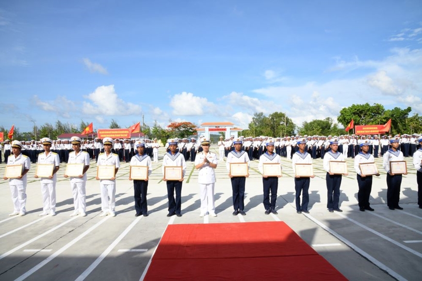 View - 	Lễ tuyên thệ chiến sĩ mới: Tự hào vững bước dưới Quân kỳ