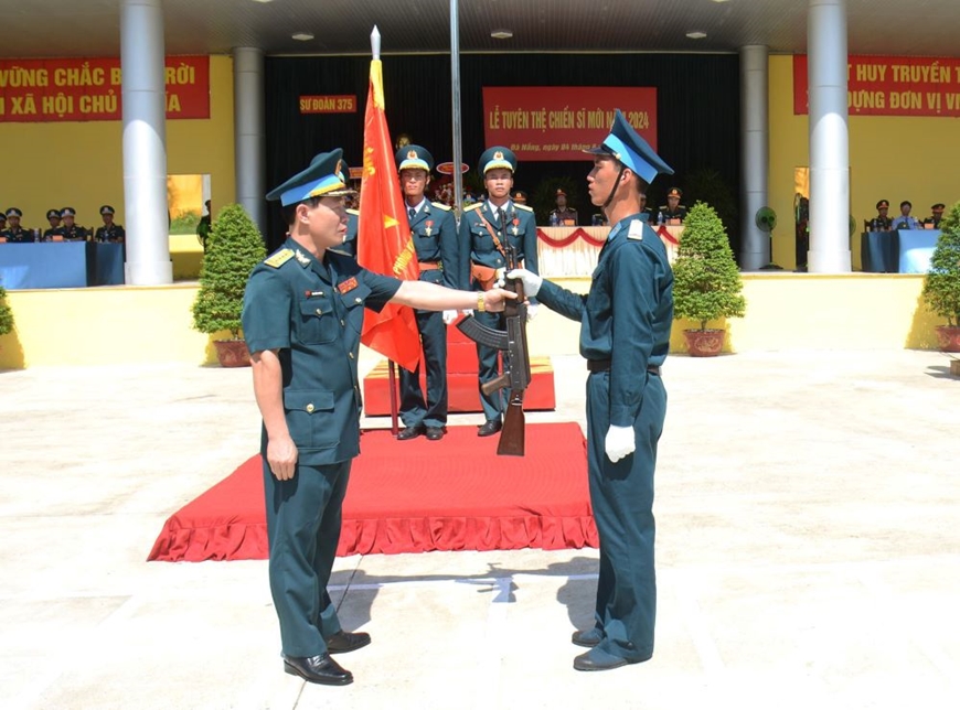 View - 	Lễ tuyên thệ chiến sĩ mới: Tự hào vững bước dưới Quân kỳ