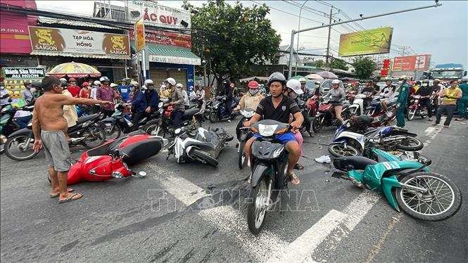 Tai nạn liên hoàn giữa xe khách chở công nhân và nhiều xe máy