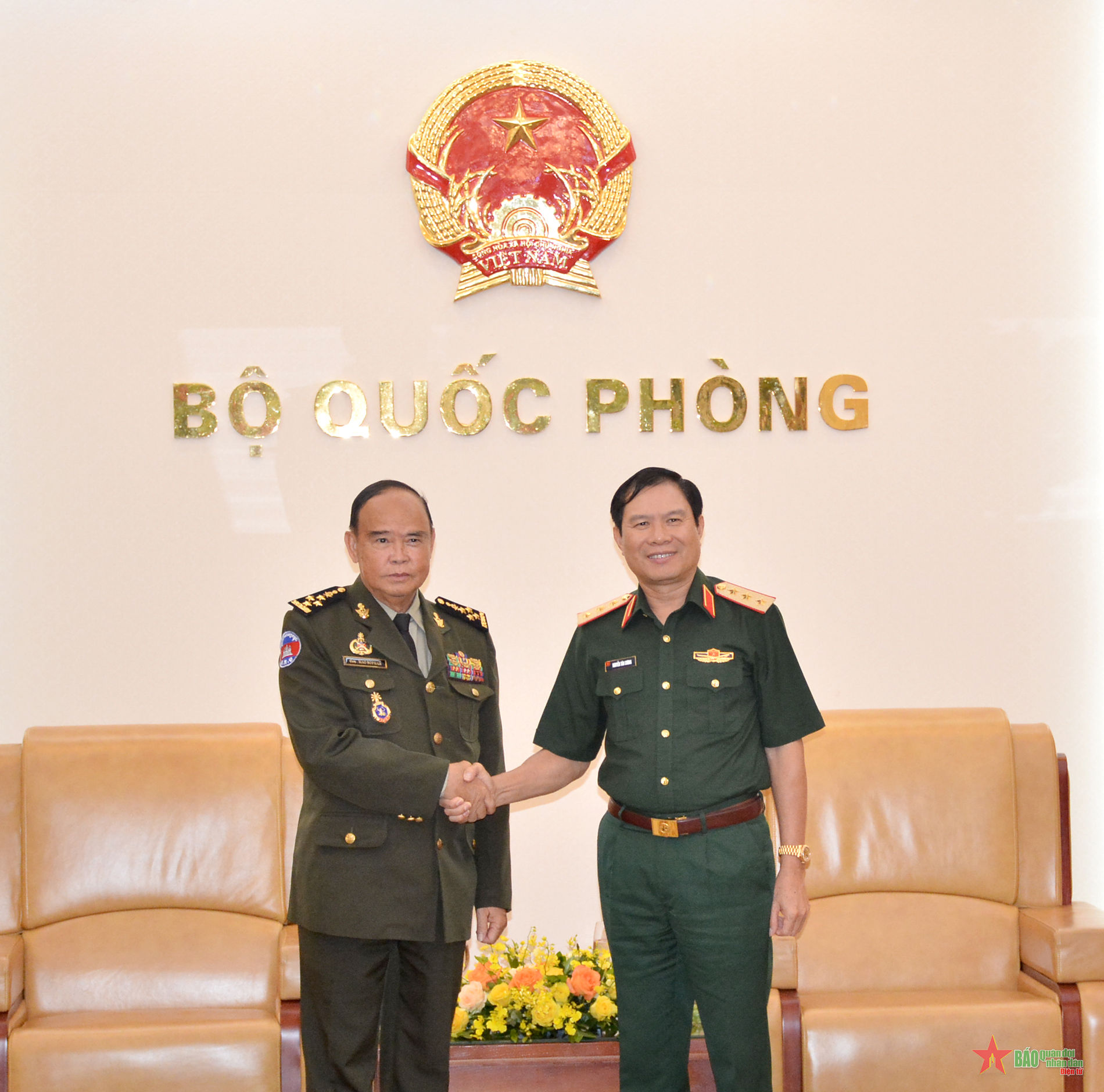 Thượng tướng Nguyễn Tân Cương tiếp Phó tổng Tư lệnh Quân đội kiêm Tư lệnh Lục quân Hoàng gia Campuchia