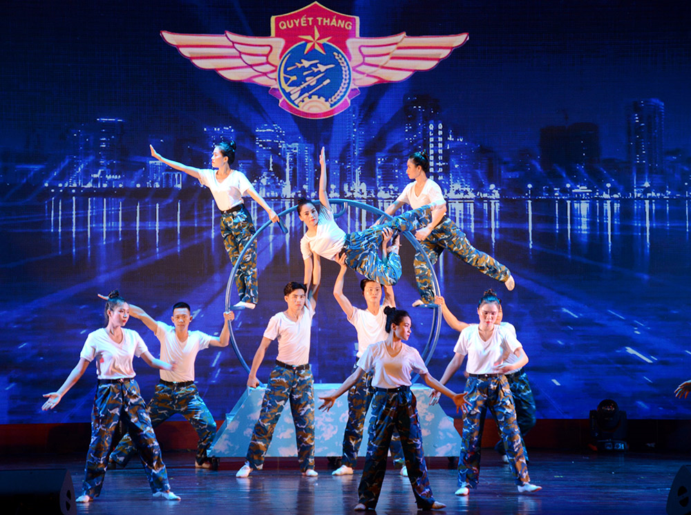 Phát huy vai trò cầu nối văn hóa với bộ đội