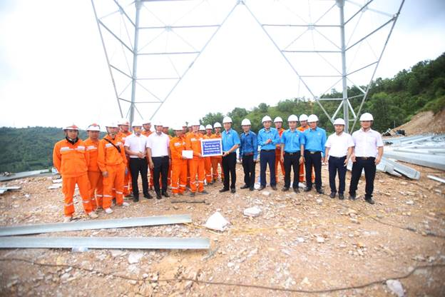 Công đoàn EVNNPC “tiếp sức” cho người lao động trên công trường thi công đường dây 500kV mạch 3 