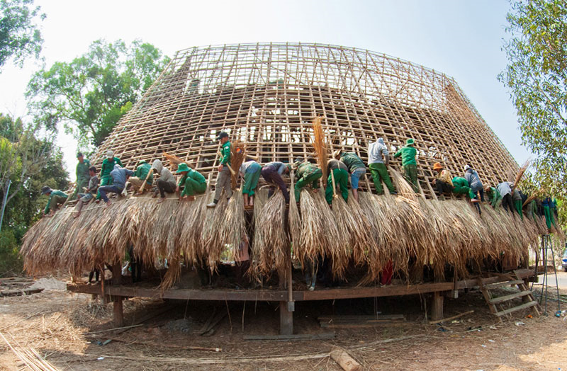 Làm mới mái nhà rông 