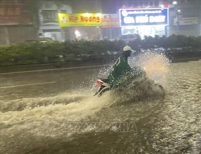 Mưa xối xả, nhiều tuyến phố Hà Nội lại ngập