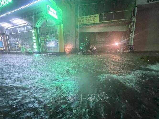 Mưa xối xả, nhiều tuyến phố Hà Nội lại ngập