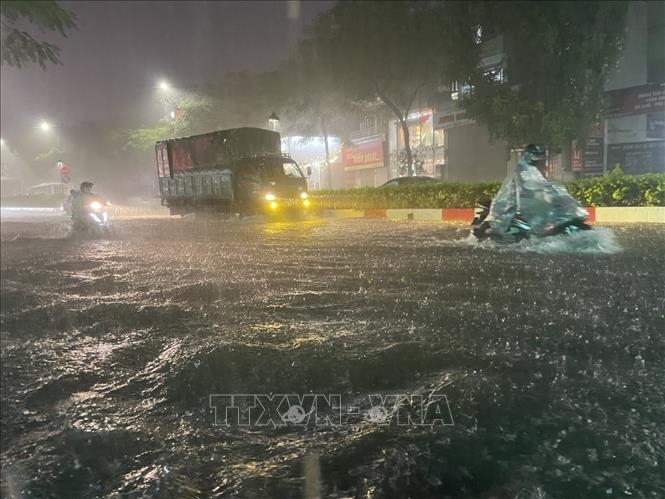 Mưa xối xả, nhiều tuyến phố Hà Nội lại ngập