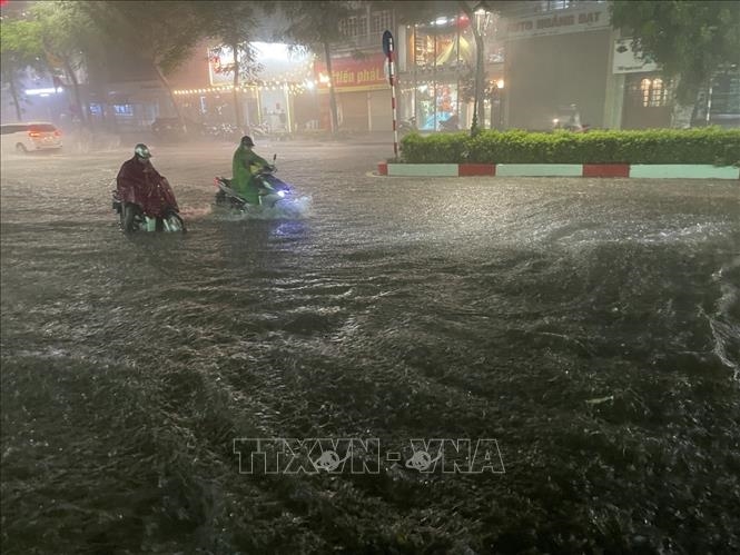 Mưa xối xả, nhiều tuyến phố Hà Nội lại ngập