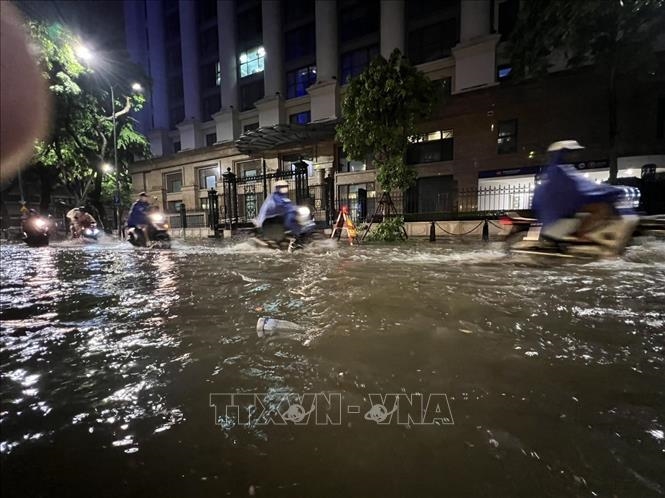 Mưa xối xả, nhiều tuyến phố Hà Nội lại ngập