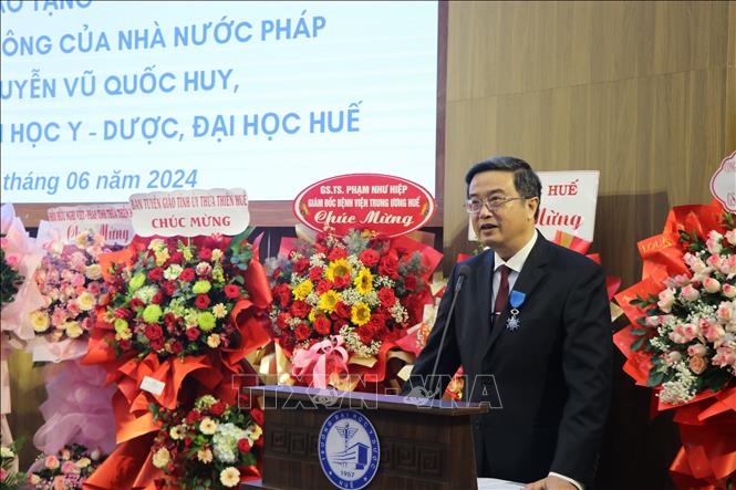 Giáo sư Nguyễn Vũ Quốc Huy được trao tặng Huân chương Công trạng Quốc gia của Pháp