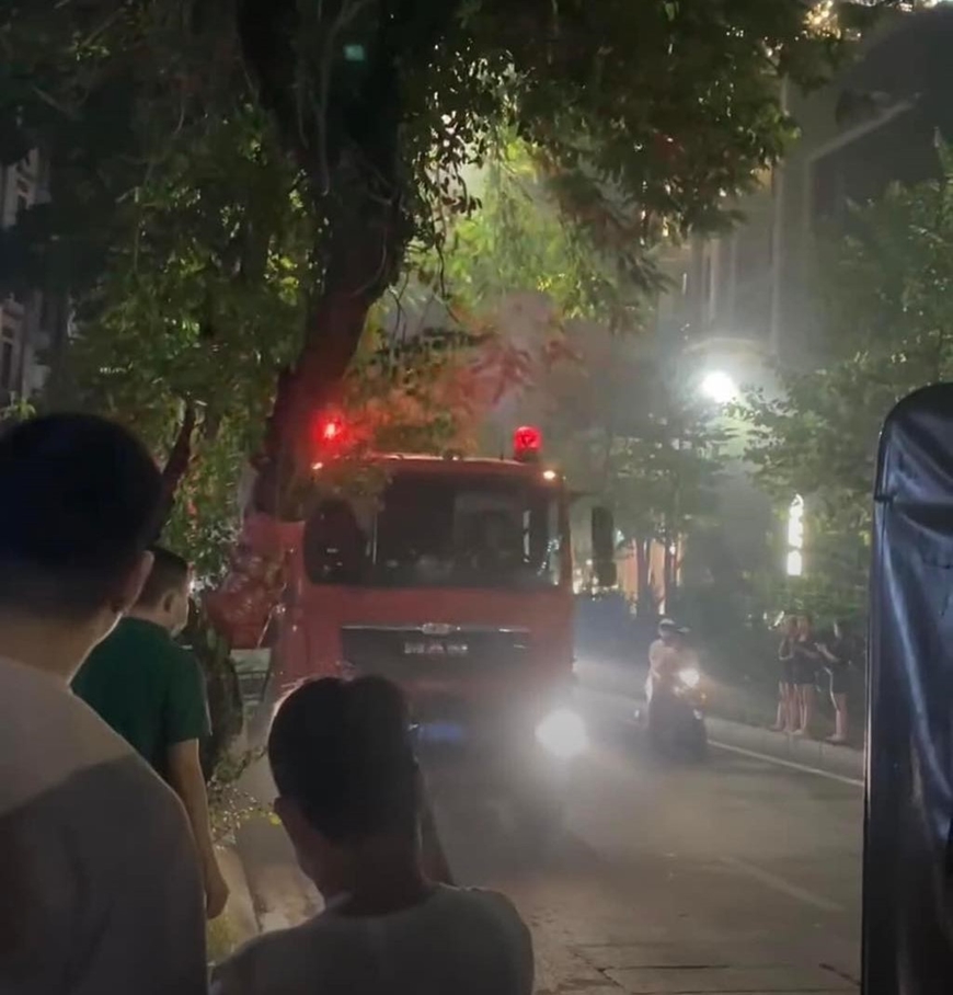 Hà Nội: Kịp thời dập tắt vụ cháy cửa hàng thảm ở đường Lạc Long Quân