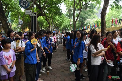 View - 	Tình nguyện viên tham gia tiếp sức kỳ thi vào lớp 10 THPT