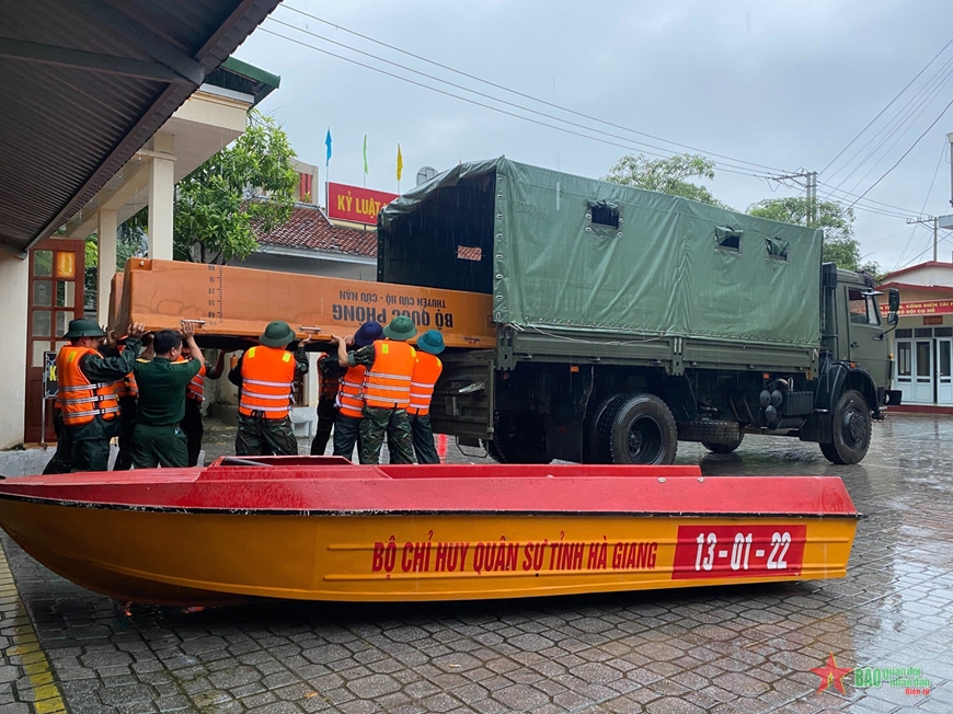 Hà Giang: Quân đội và lực lượng chức năng hỗ trợ người dân vùng ngập lụt, sạt lở