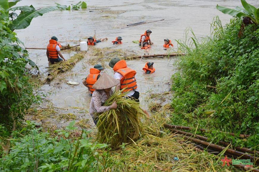 Hà Giang: Quân đội và lực lượng chức năng hỗ trợ người dân vùng ngập lụt, sạt lở