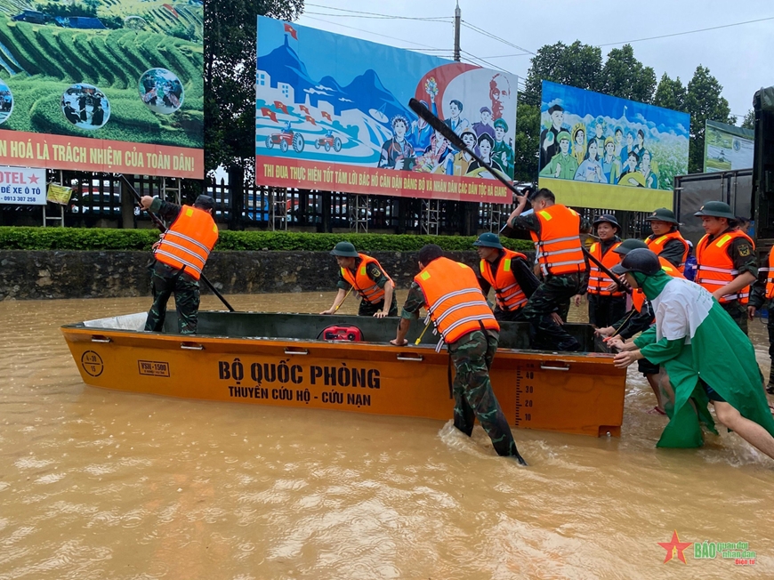 Hà Giang: Quân đội và lực lượng chức năng hỗ trợ người dân vùng ngập lụt, sạt lở