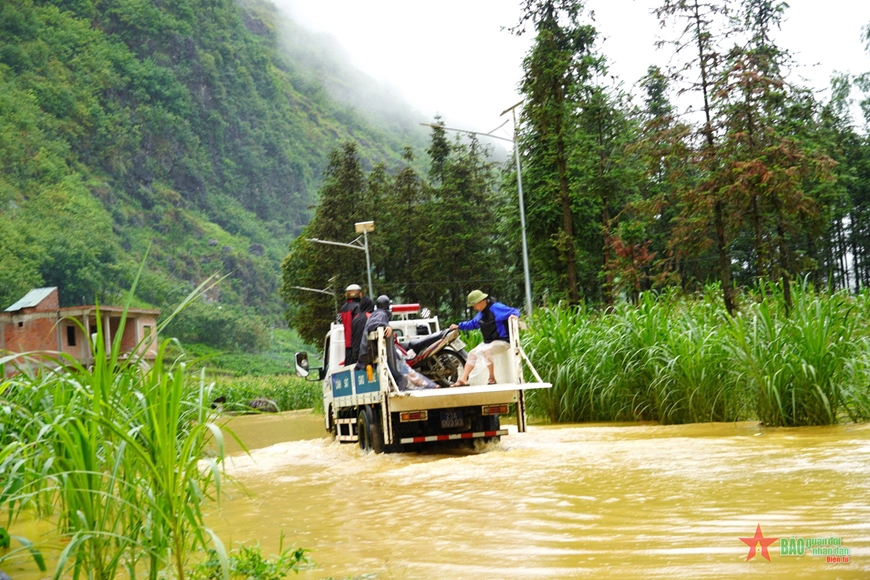 Hà Giang: Quân đội và lực lượng chức năng hỗ trợ người dân vùng ngập lụt, sạt lở