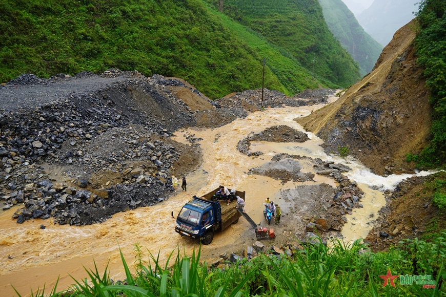 Hà Giang: Quân đội và lực lượng chức năng hỗ trợ người dân vùng ngập lụt, sạt lở