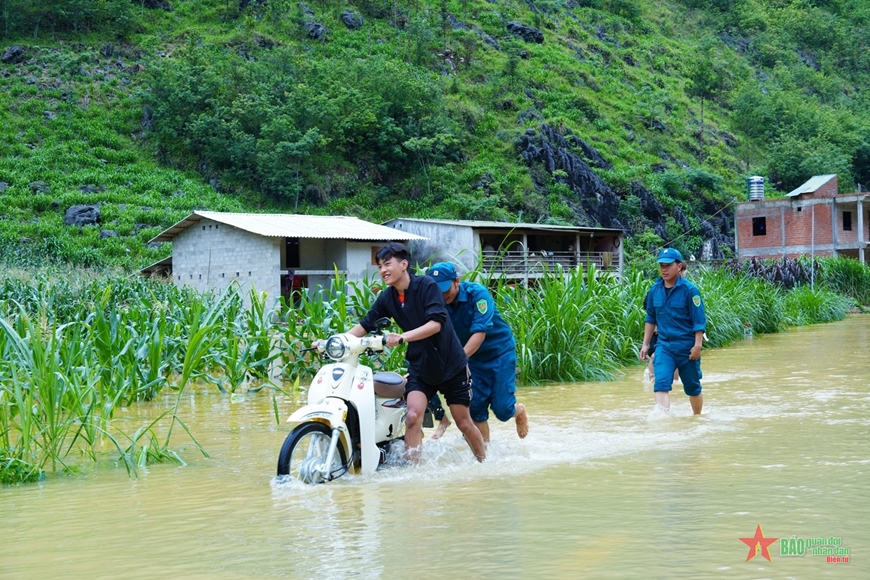 Hà Giang: Tập trung hỗ trợ du khách và người dân mắc kẹt do mưa lớn