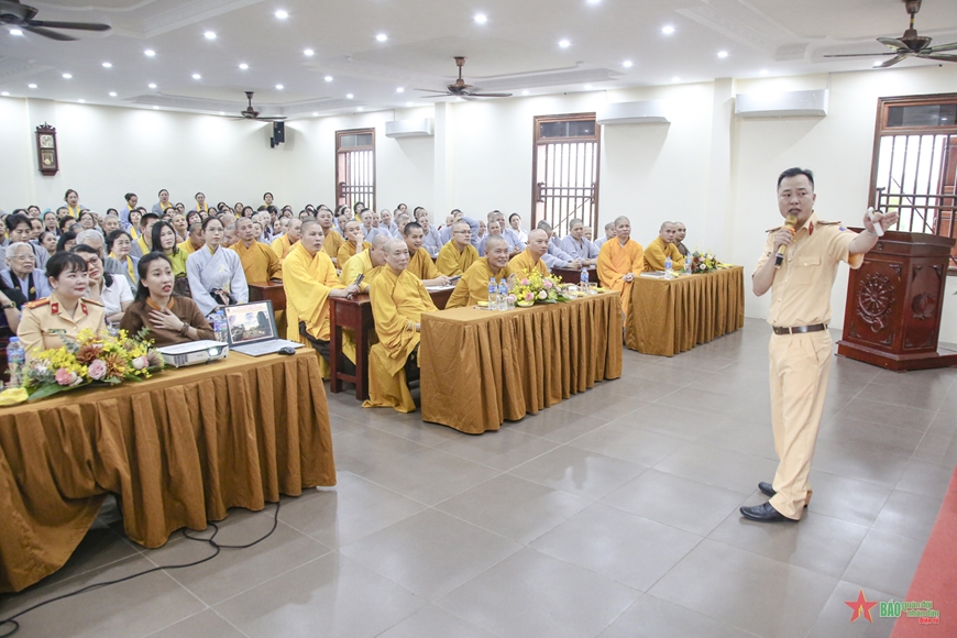 Hà Nội: Tăng cường tuyên truyền Luật Giao thông đường bộ cho tăng ni, phật tử