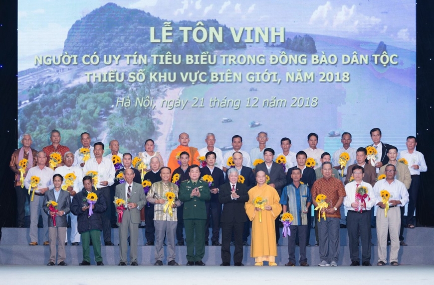 Chương trình “Điểm tựa của bản làng” - Tôn vinh người có uy tín tiêu biểu khu vực biên giới