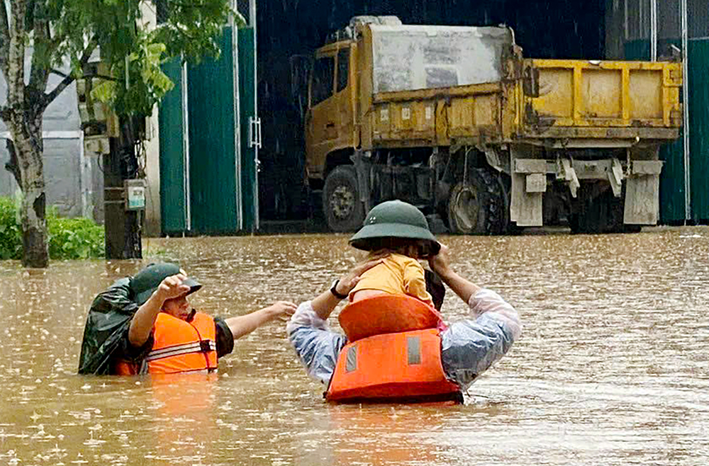 LLVT tỉnh Hà Giang giúp dân trong lũ dữ