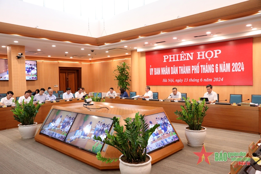 Đồng ch&iacute; Trần Sỹ Thanh chủ tr&igrave; Phi&ecirc;n họp trực tuyến UBND TP H&agrave; Nội thường kỳ th&aacute;ng 6
