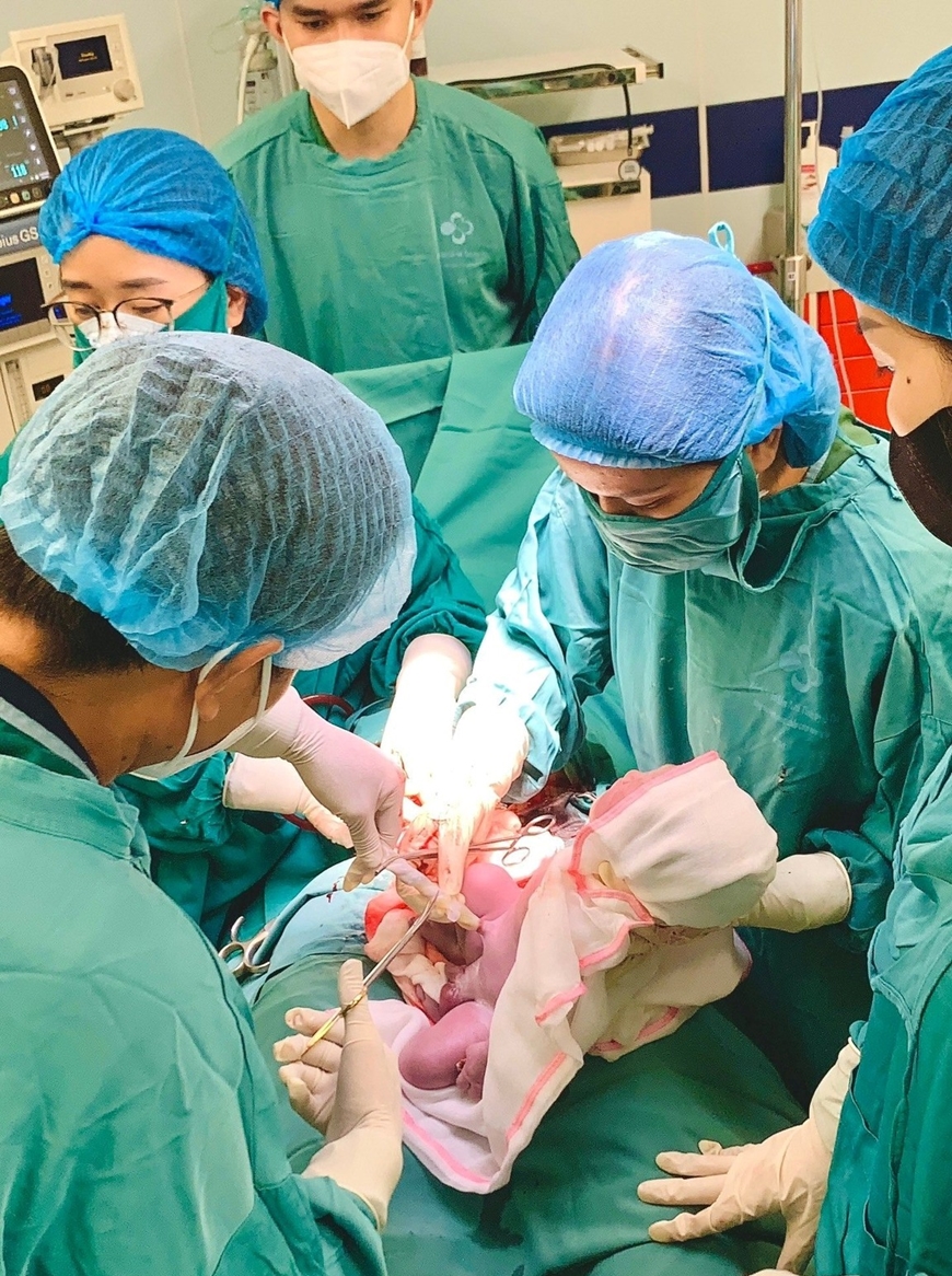 2 em bé chào đời khi người mẹ vẫn mang vòng tránh thai