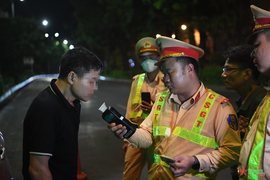 Hà Nội: Lái xe bất ngờ bị kiểm tra nồng độ cồn lúc nửa đêm